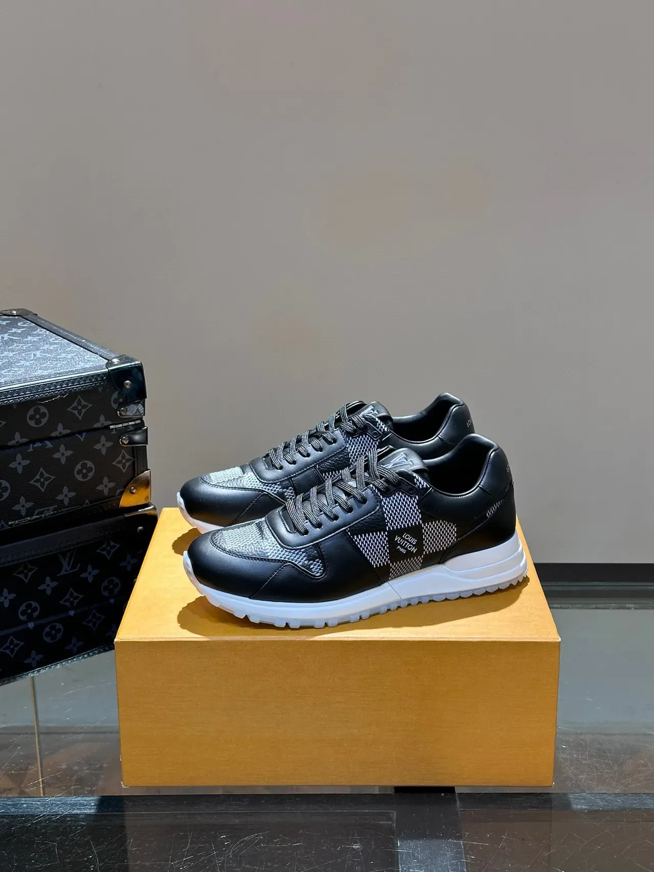 Louis Vuitton Run Away Sneakers Lifestyle Noir et Checkerboard 8