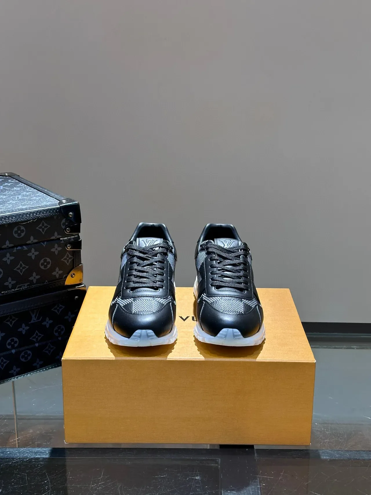 Louis Vuitton Run Away Sneakers Lifestyle Noir et Checkerboard 9