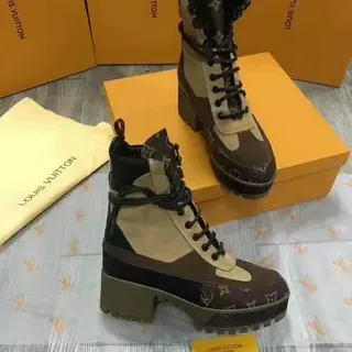 Louis Vuitton Run Away Monogram Canvas और Beige Ankle Boots