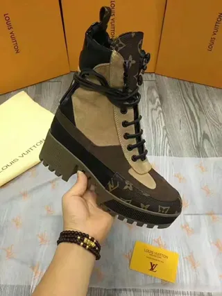 Louis Vuitton Run Away Monogram Canvas 和 Beige Ankle Boots 2