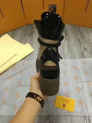 Louis Vuitton Run Away Monogram Canvas 和 Beige Ankle Boots 3