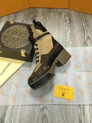Louis Vuitton Run Away Monogram Canvas 和 Beige Ankle Boots 4