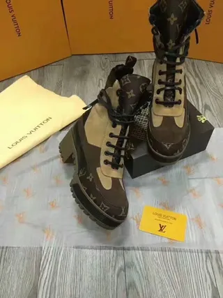 Louis Vuitton Run Away Monogram Canvas 和 Beige Ankle Boots 5