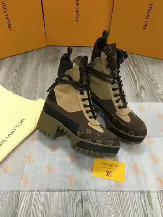 Louis Vuitton Run Away Monogram Canvas 和 Beige Ankle Boots 6