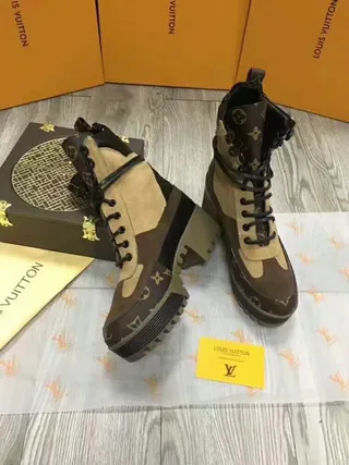 Louis Vuitton Run Away Monogram Canvas 和 Beige Ankle Boots 9
