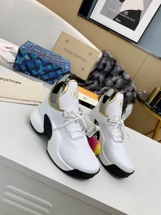 Louis Vuitton Run Away blanches Monogram Chunky Sneakers 2