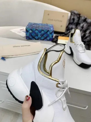 Louis Vuitton Run Away blanches Monogram Chunky Sneakers 4