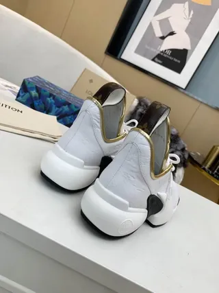 Louis Vuitton Run Away blanches Monogram Chunky Sneakers 6