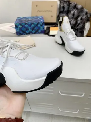Louis Vuitton Run Away blanches Monogram Chunky Sneakers 9