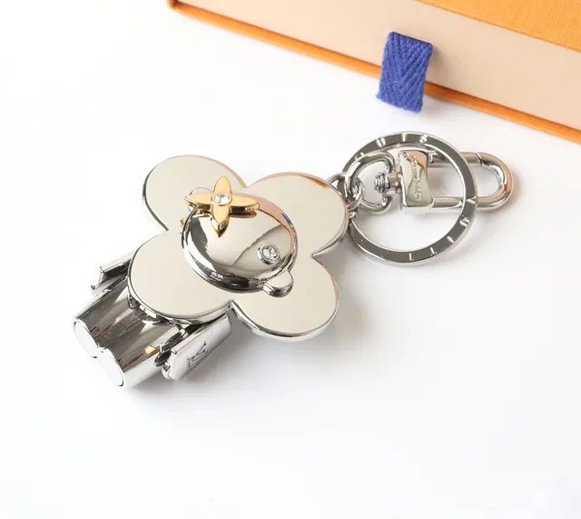 Louis Vuitton 银蓝色抛光金属花卉扣设计手袋 2