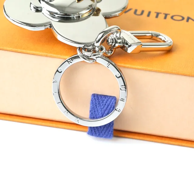 Louis Vuitton 银蓝色抛光金属花卉扣设计手袋 6