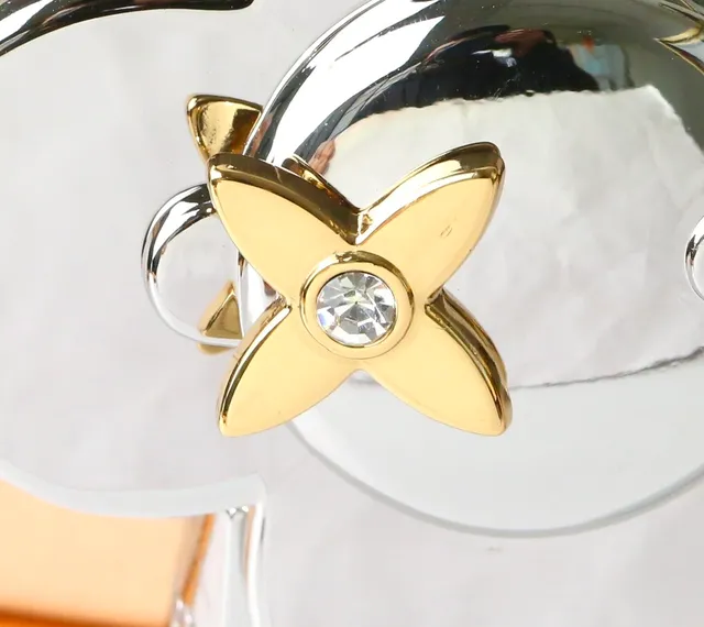Louis Vuitton 银蓝色抛光金属花卉扣设计手袋 8