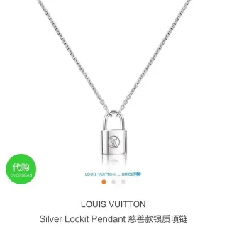 Louis Vuitton colar com pingente Lockit prata