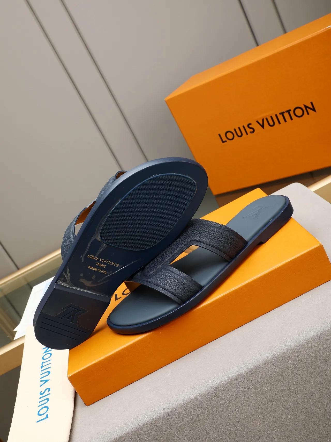 Louis Vuitton Slide Monogramme Embossé Sangle Croisée Mules 21
