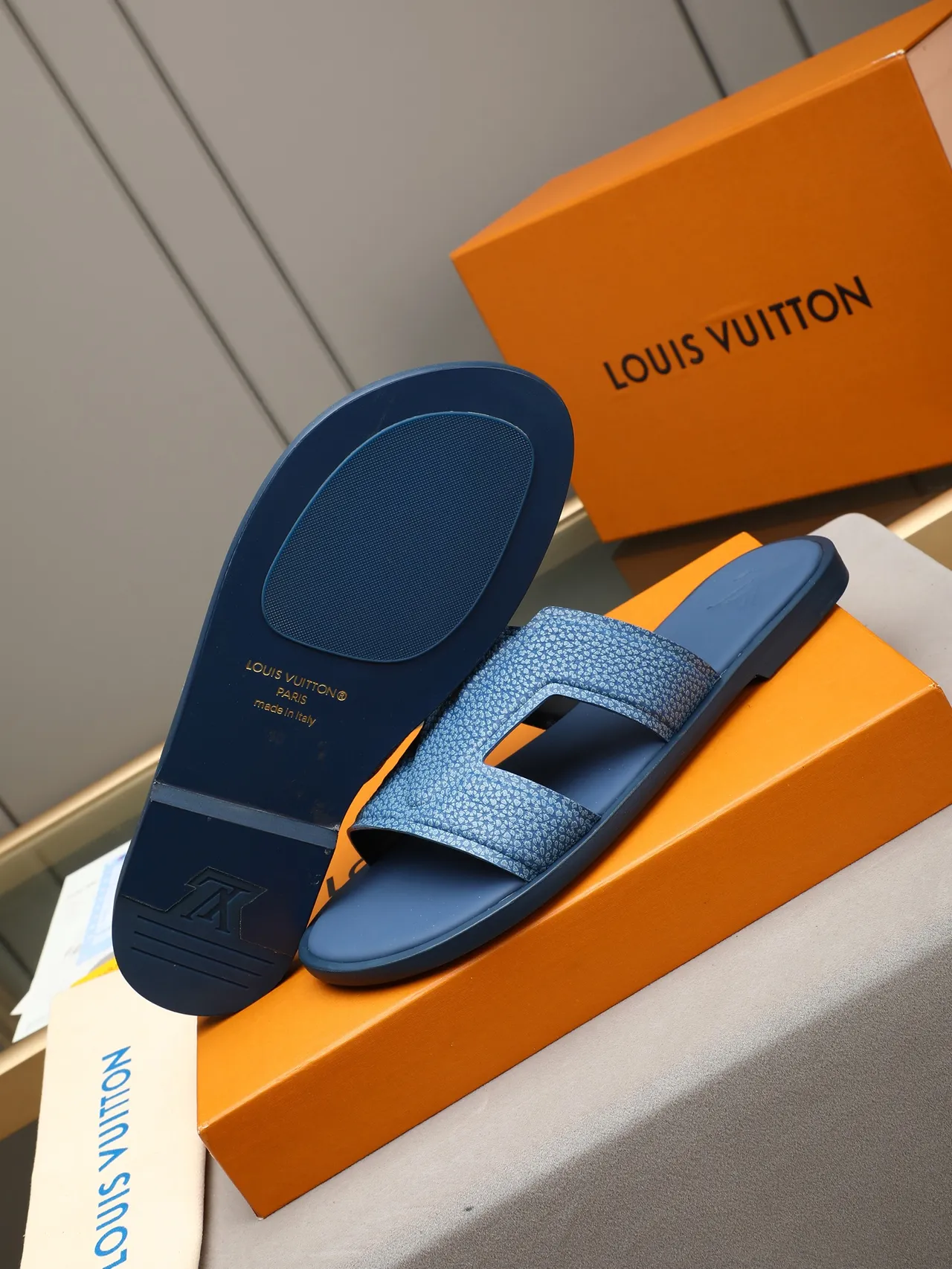 Louis Vuitton Slide Monogramme Embossé Sangle Croisée Mules 22
