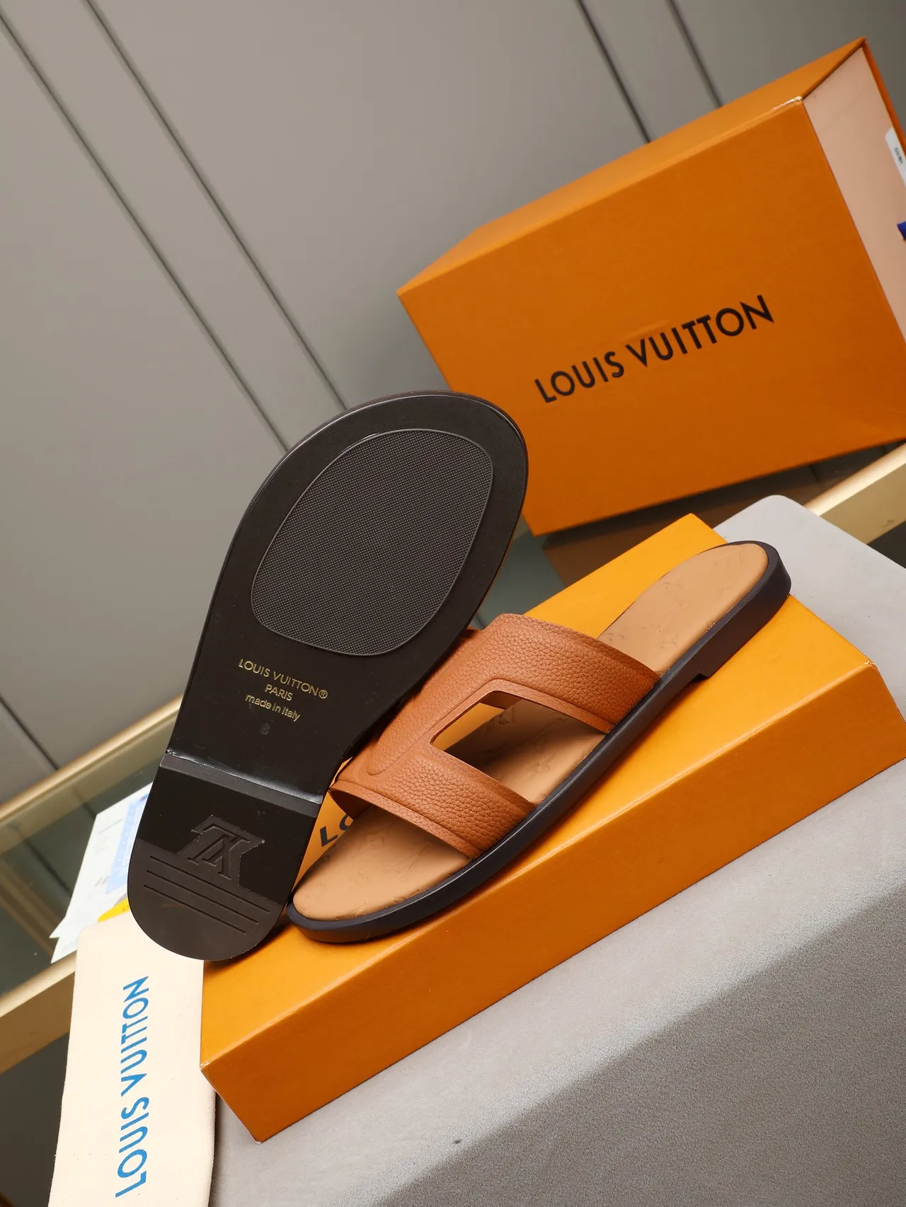 Louis Vuitton Slide Monogramme Embossé Sangle Croisée Mules 23