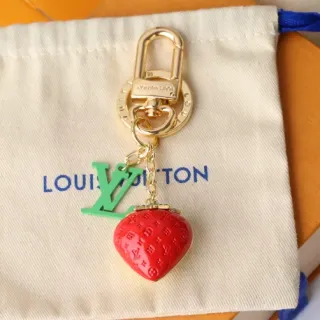 Louis Vuitton स्ट्रॉबेरी चार्म लाल हरा एनामेल LV मोनोग्राम हैंडबैग