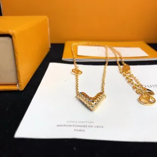 Colar Louis Vuitton V-Forma Texturizado Dourado