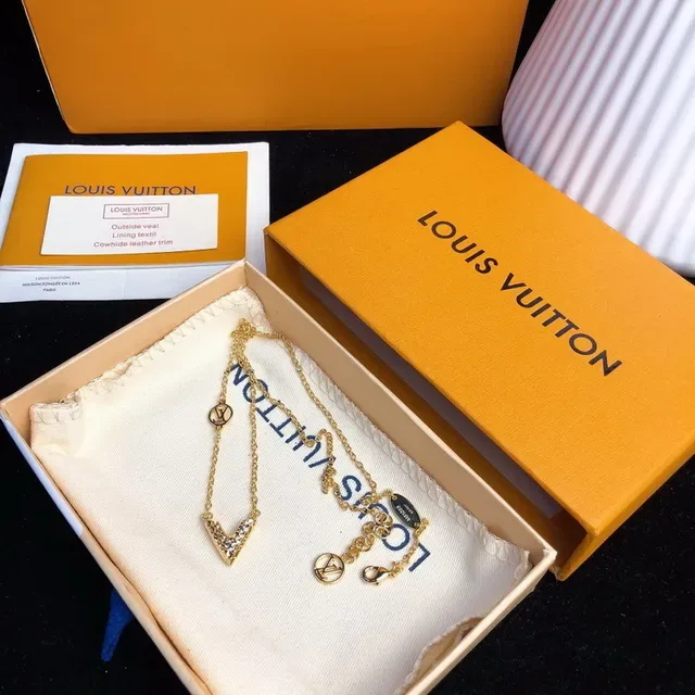 Colar Louis Vuitton V-Forma Texturizado Dourado 2