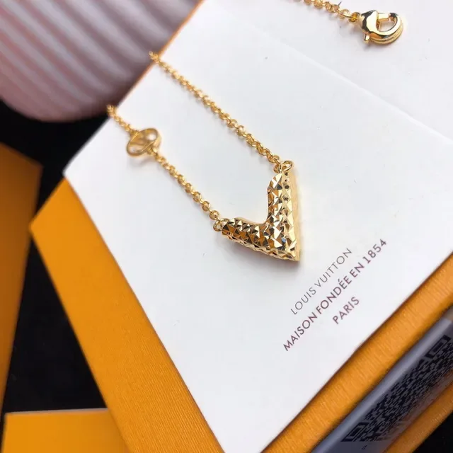 Colar Louis Vuitton V-Forma Texturizado Dourado 4