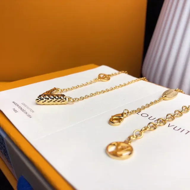 Colar Louis Vuitton V-Forma Texturizado Dourado 6