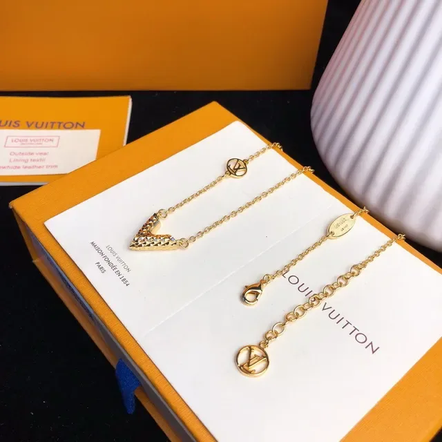 Colar Louis Vuitton V-Forma Texturizado Dourado 7