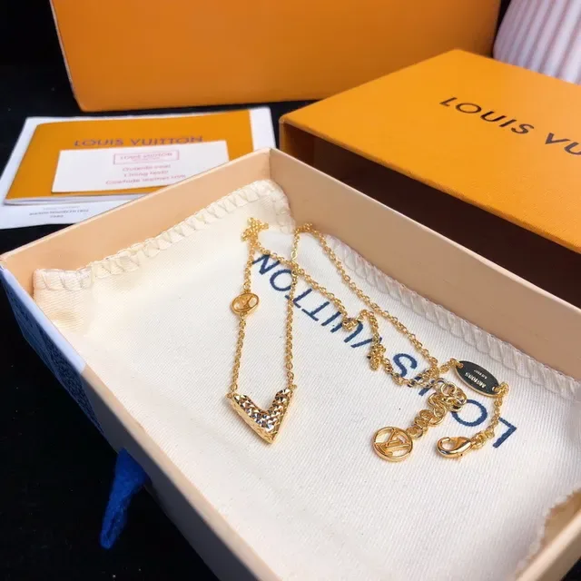 Colar Louis Vuitton V-Forma Texturizado Dourado 9