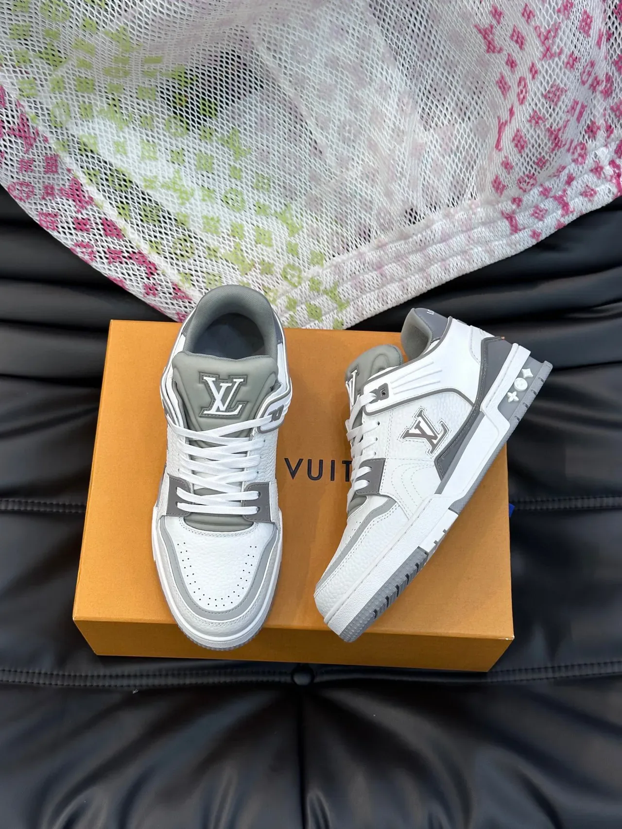 Louis Vuitton 白色灰色低帮纹理皮革生活方式运动鞋 2