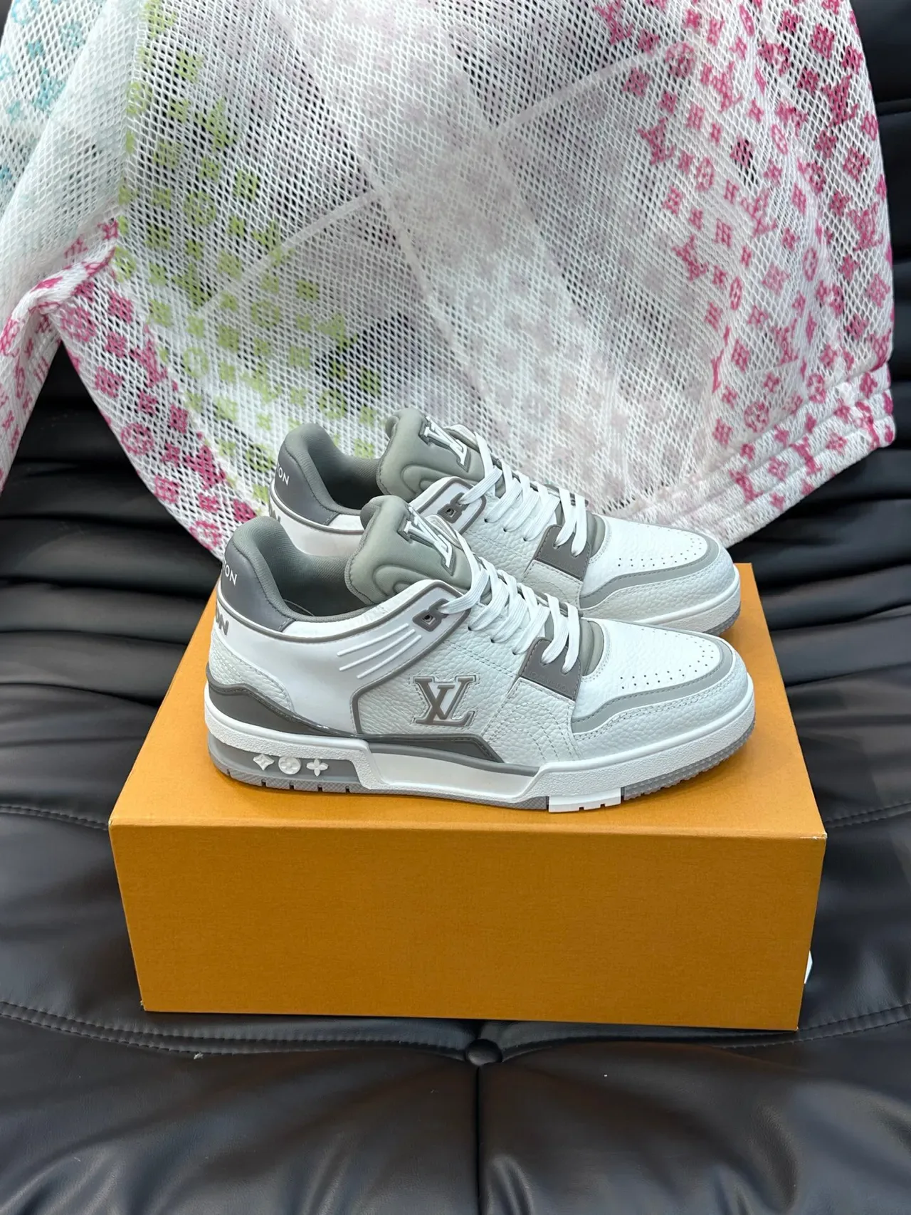 Louis Vuitton 白色灰色低帮纹理皮革生活方式运动鞋 3