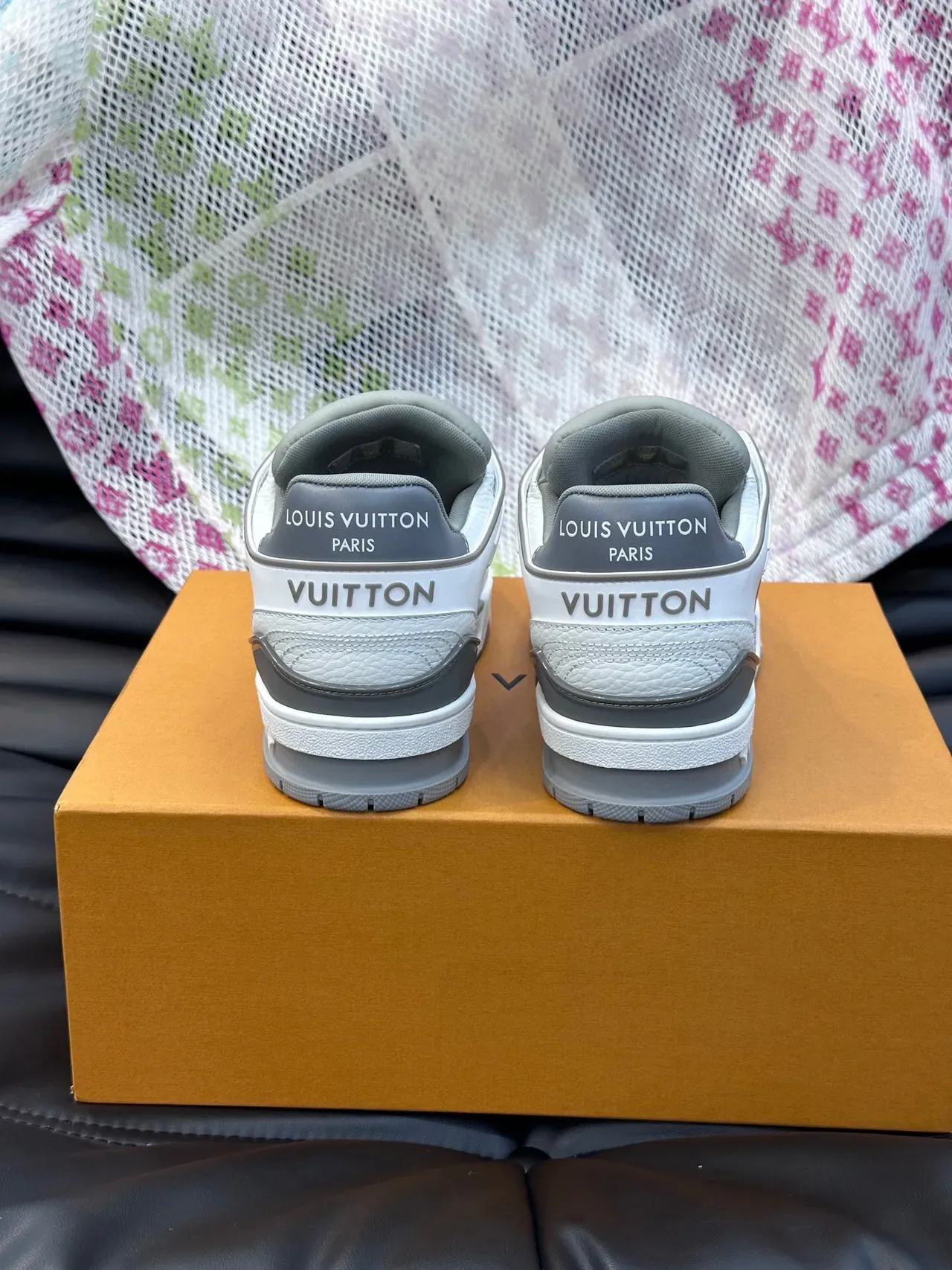 Louis Vuitton 白色灰色低帮纹理皮革生活方式运动鞋 4