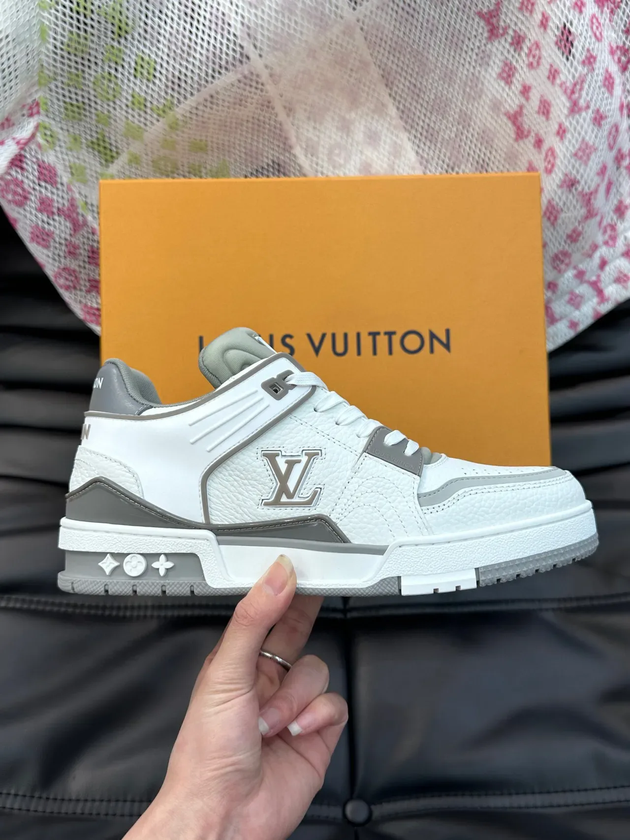 Louis Vuitton 白色灰色低帮纹理皮革生活方式运动鞋 5