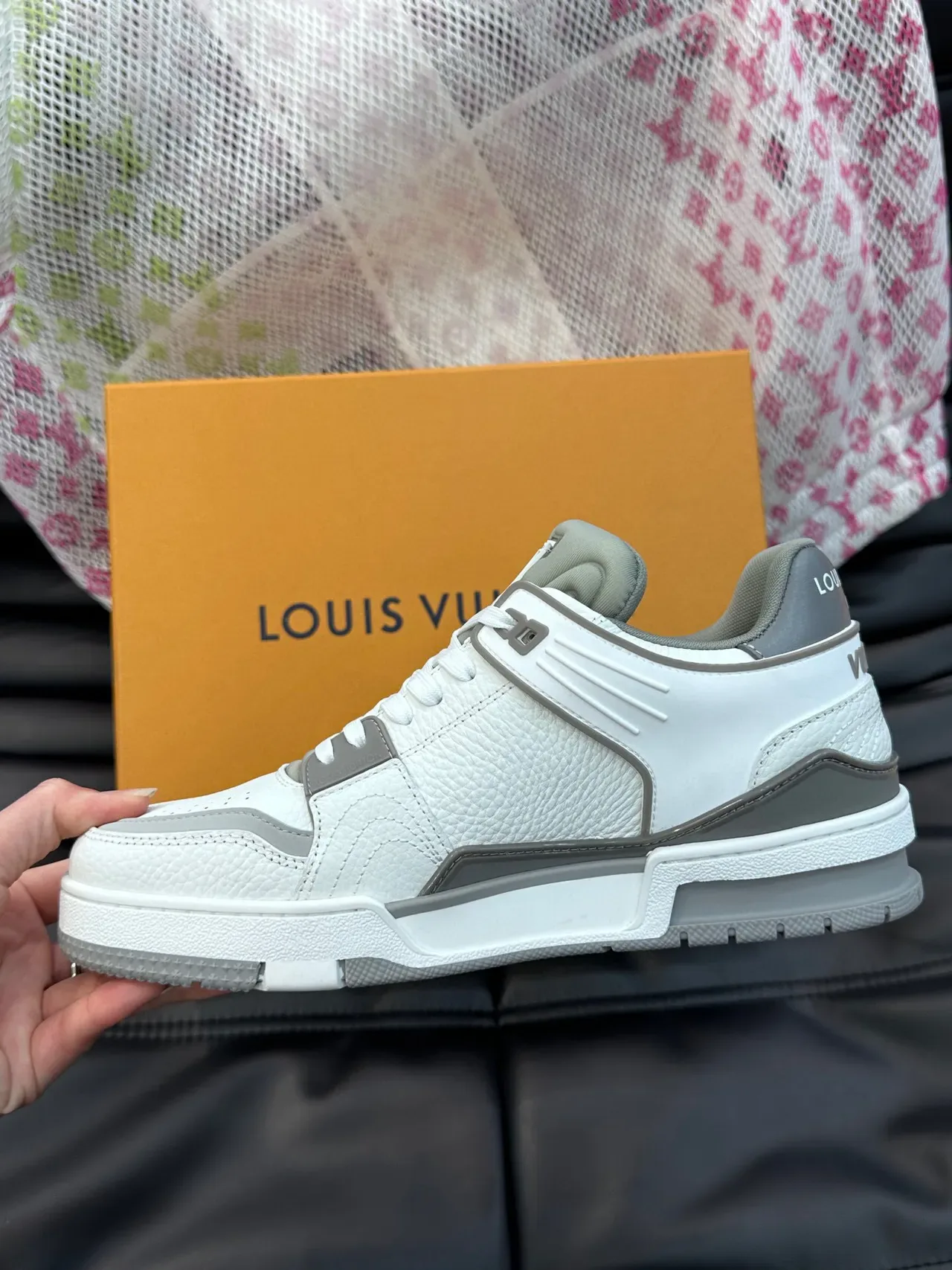 Louis Vuitton 白色灰色低帮纹理皮革生活方式运动鞋 6