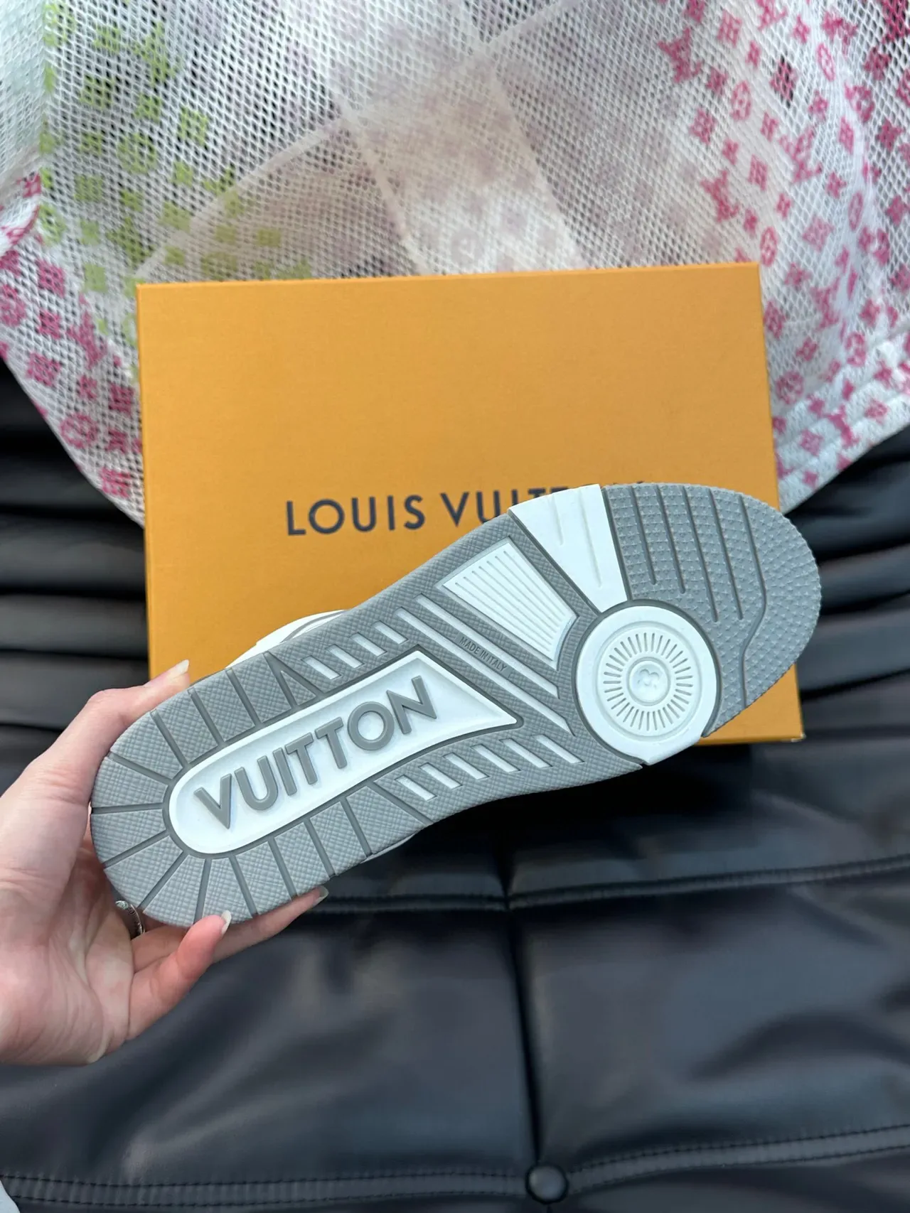 Louis Vuitton 白色灰色低帮纹理皮革生活方式运动鞋 7