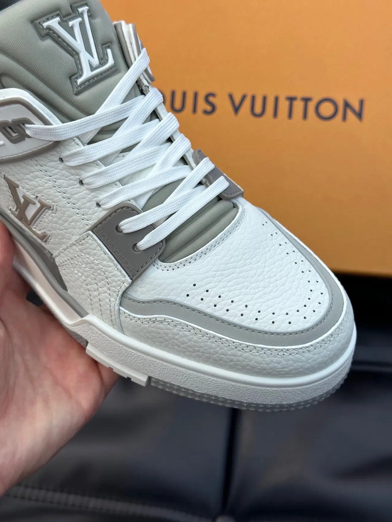 Louis Vuitton 白色灰色低帮纹理皮革生活方式运动鞋 8