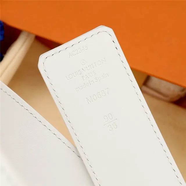 Louis Vuitton cinturón de cuero blanco gris con impresión de monograma, hebilla de bloqueo de giro en tono plateado 2