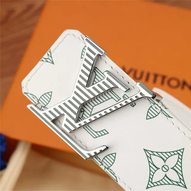 Louis Vuitton cinturón de cuero blanco gris con impresión de monograma, hebilla de bloqueo de giro en tono plateado 8