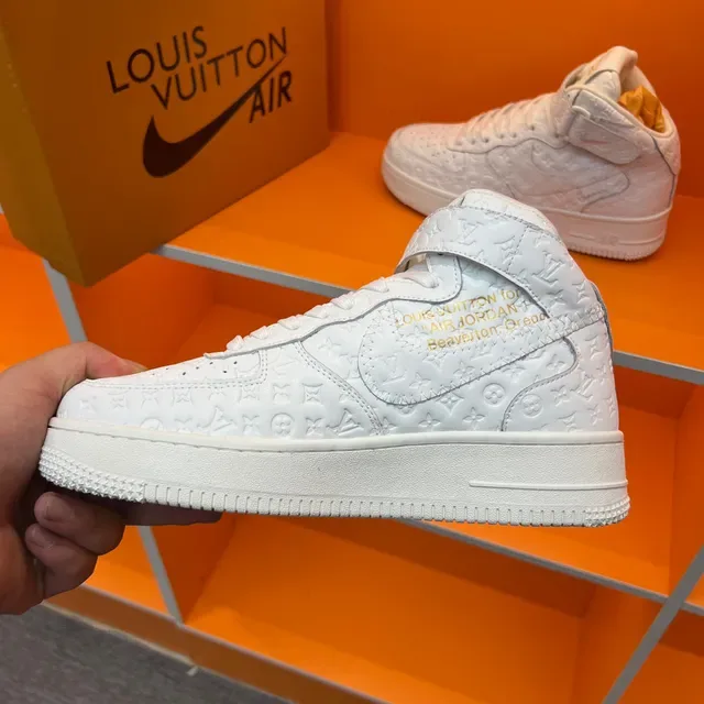 Louis Vuitton Sneakers en Cuir Blanc avec Monogramme Embossé High Top 3