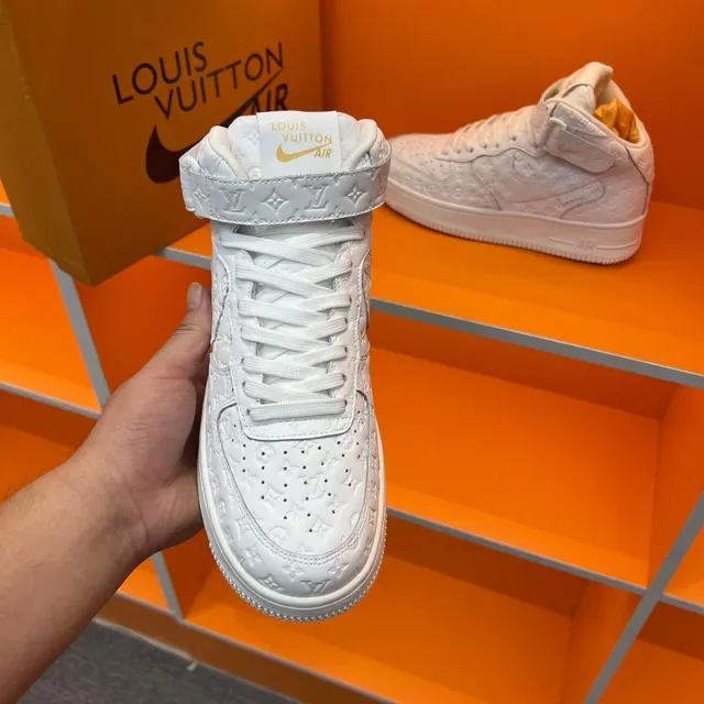 Louis Vuitton Sneakers en Cuir Blanc avec Monogramme Embossé High Top 4