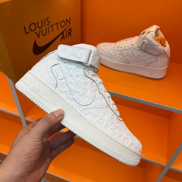 Louis Vuitton Sneakers en Cuir Blanc avec Monogramme Embossé High Top 5