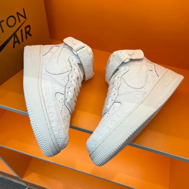 Louis Vuitton Sneakers en Cuir Blanc avec Monogramme Embossé High Top 6