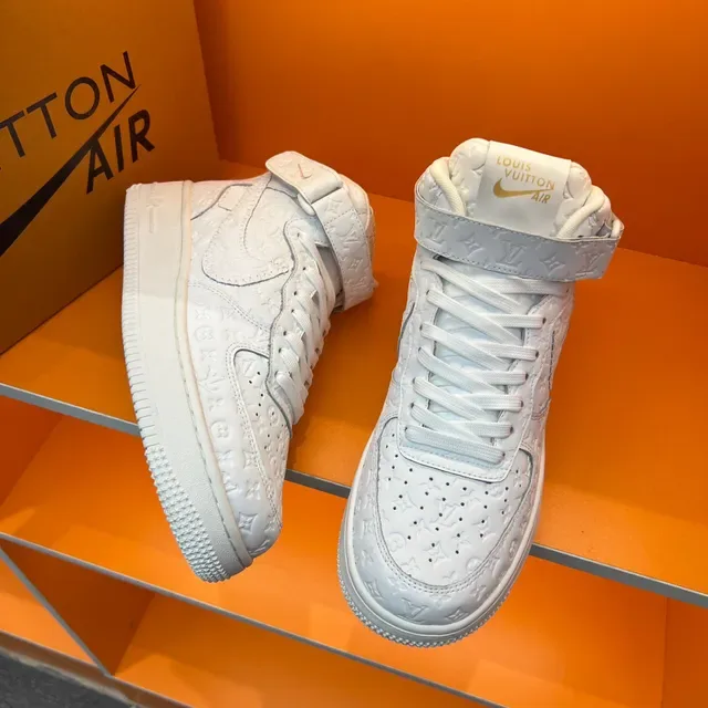 Louis Vuitton Sneakers en Cuir Blanc avec Monogramme Embossé High Top 7