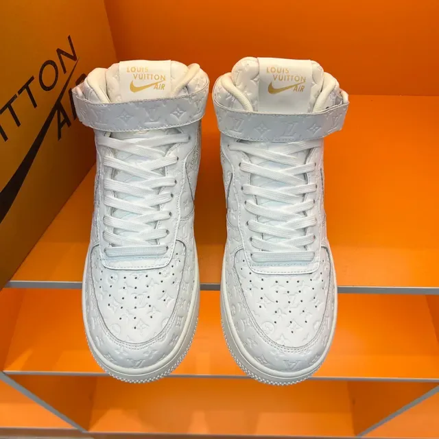 Louis Vuitton Sneakers en Cuir Blanc avec Monogramme Embossé High Top 9
