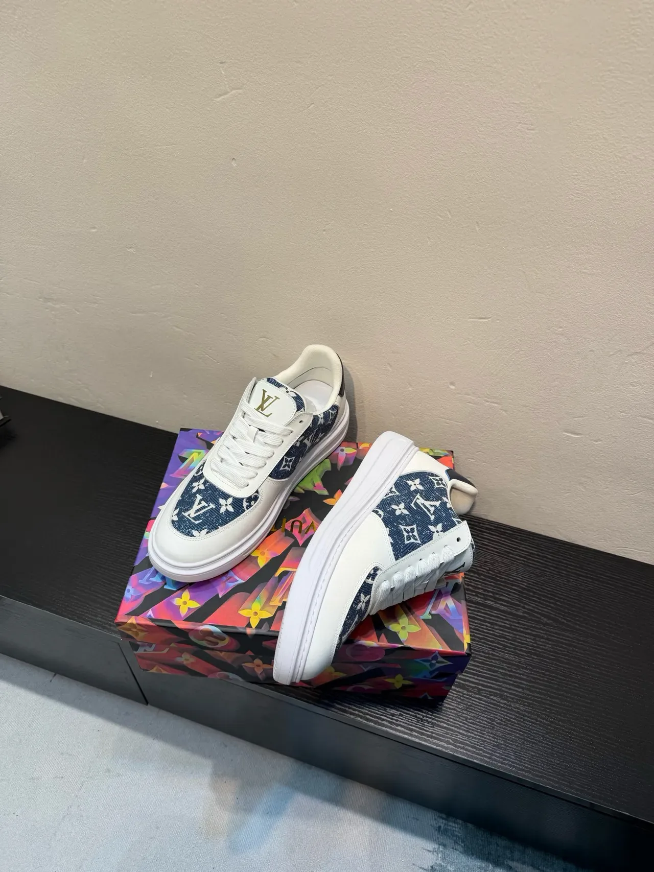 Louis Vuitton Tênis Lifestyle Branco Marinho Low-Top de Couro e Denim Panelados 4
