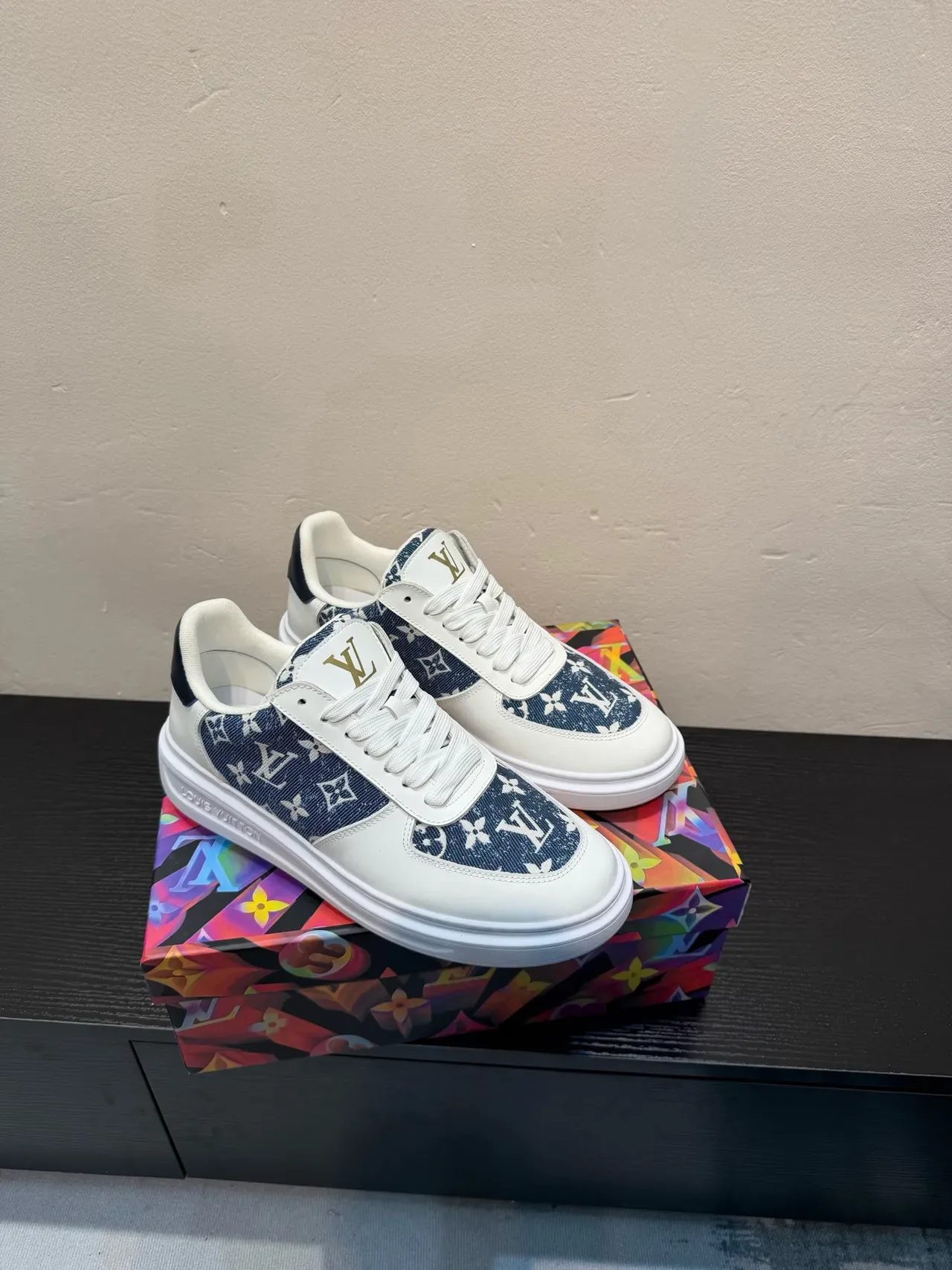 Louis Vuitton Tênis Lifestyle Branco Marinho Low-Top de Couro e Denim Panelados 5