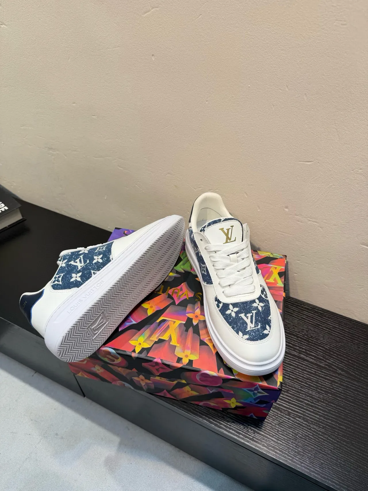 Louis Vuitton Tênis Lifestyle Branco Marinho Low-Top de Couro e Denim Panelados 9
