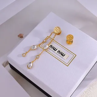Miu Miu असममित क्रिस्टल चेन ड्रॉप कर्णफूल
