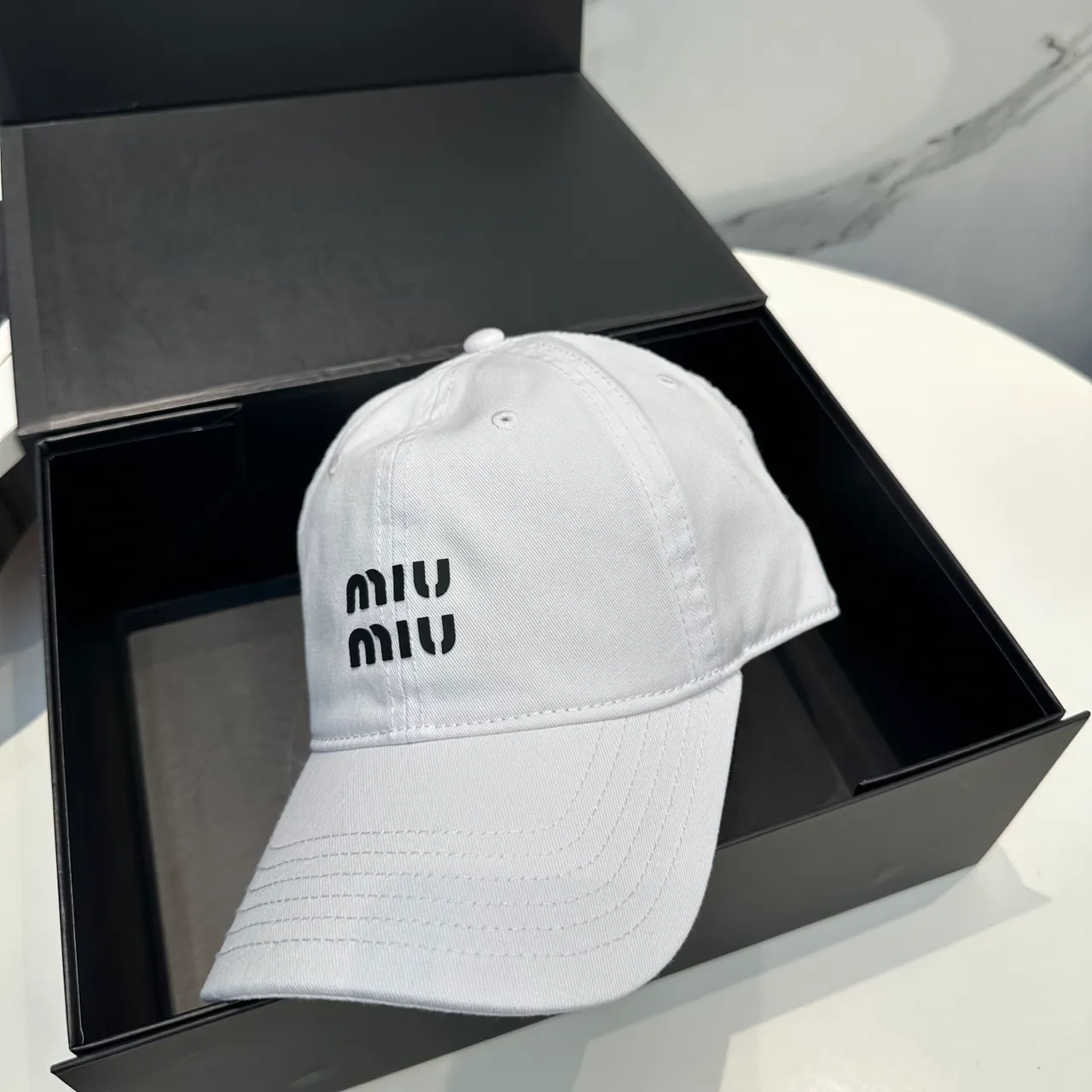 Miu Miu 刺绣标志 白色棒球帽 4