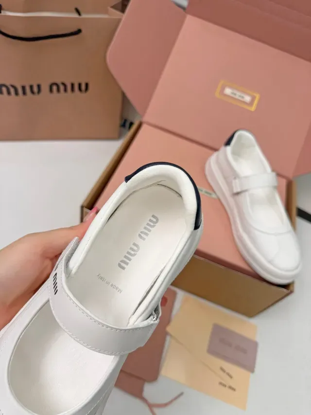 Miu Miu Mary Jane Sneaker Blanc Navy Cuir Supérieur Sangle Logo Mary Jane Chaussures 2