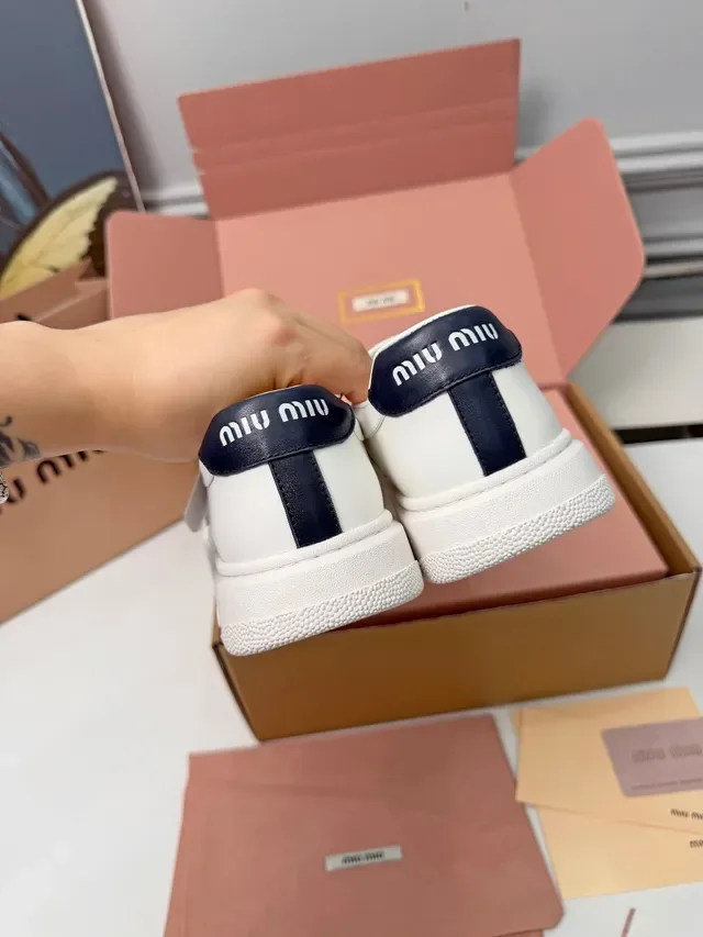 Miu Miu Mary Jane Sneaker Blanc Navy Cuir Supérieur Sangle Logo Mary Jane Chaussures 3