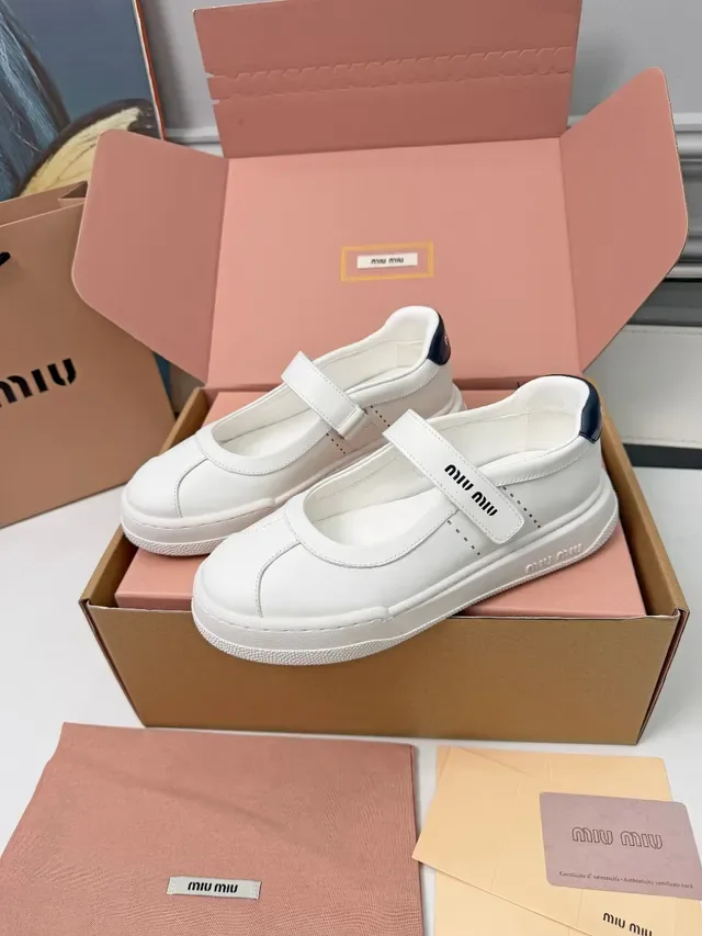 Miu Miu Mary Jane Sneaker Blanc Navy Cuir Supérieur Sangle Logo Mary Jane Chaussures 4